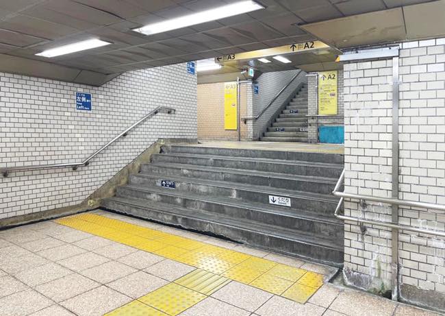 日比谷クリニック順路、A3出口の看板を目指し階段を上がります。