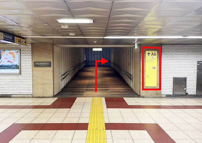 日比谷クリニック順路、A3出口を目指して階段を上がります。