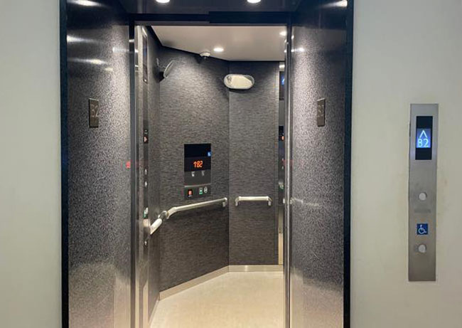 日比谷クリニック順路、A3出口の 地上へ登らず、直進して、ガラスの扉の地下1階、レストラン街に入ります。有楽町電気ビル（ビルヂング）の看板が目印です。