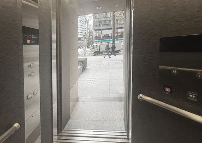 日比谷クリニック順路、地下1階の有楽町電気ビル（ビルヂング）（レストラン地下街）のガラスの自動ドアを入ります。