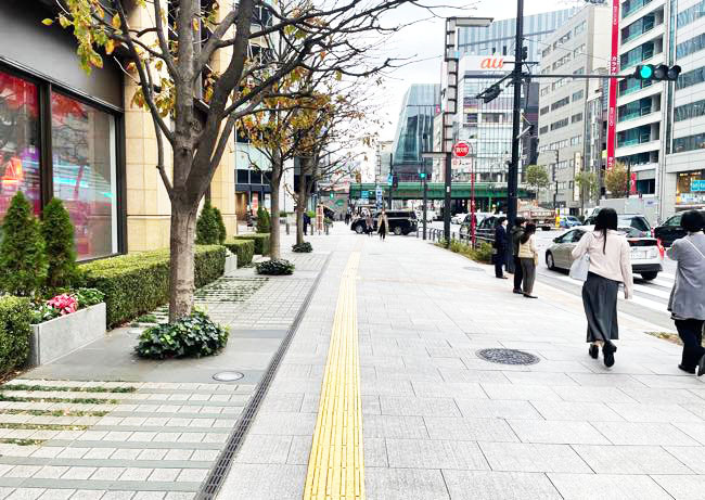 日比谷クリニック順路、白い壁の入口です。奥がエレベーターホールになります。（左上が赤い南館のロゴです、SOUTHと表記）